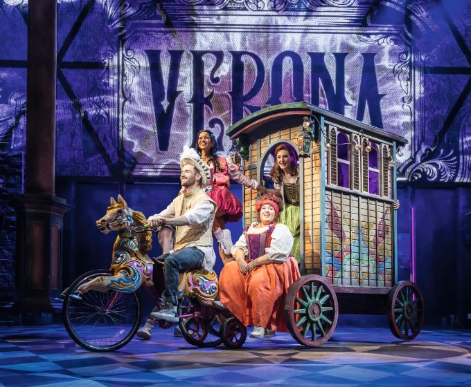 Chiara Fuhrmann als Julia, Willemijn Verkaik als Anne Hathaway/April, Jacqueline Braun als Amme/Angelique und Andreas Bongard als William Shakespeare im Musical & Julia auf der Bühne