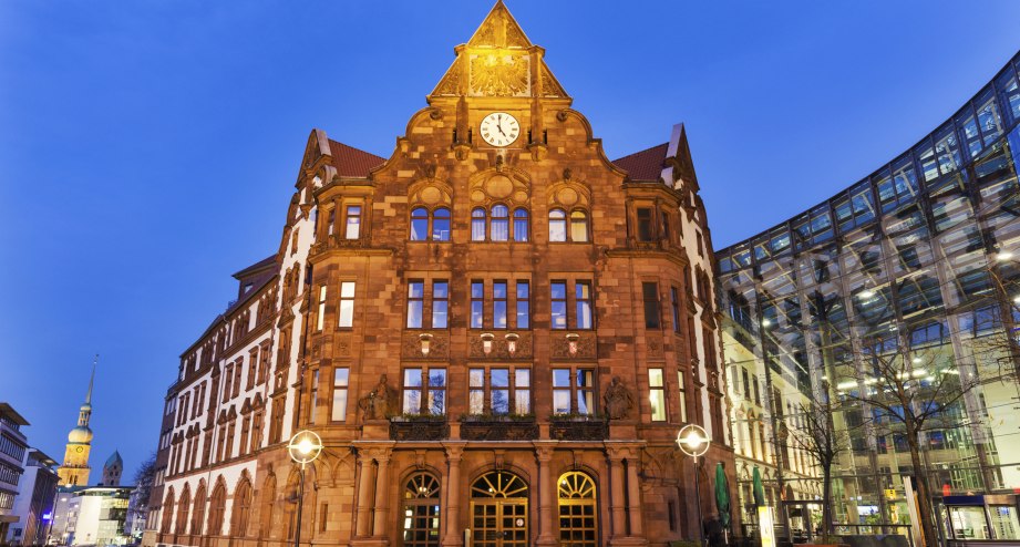 Das Rathaus von Dortmund - BAHNHIT.DE, © getty, Foto: Henryk Sadura