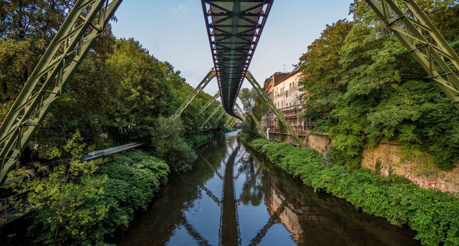 Die Schwebebahn über der Wupper - BAHNHTI.DE, © GettyImages, Foto: Daniel Schober