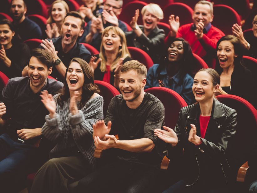 Applaudierendes Publikum im Theatersaal