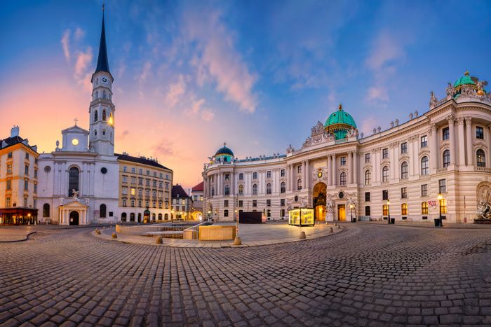 Eingang der Hofburg in Wien während des Sonnenuntergangs