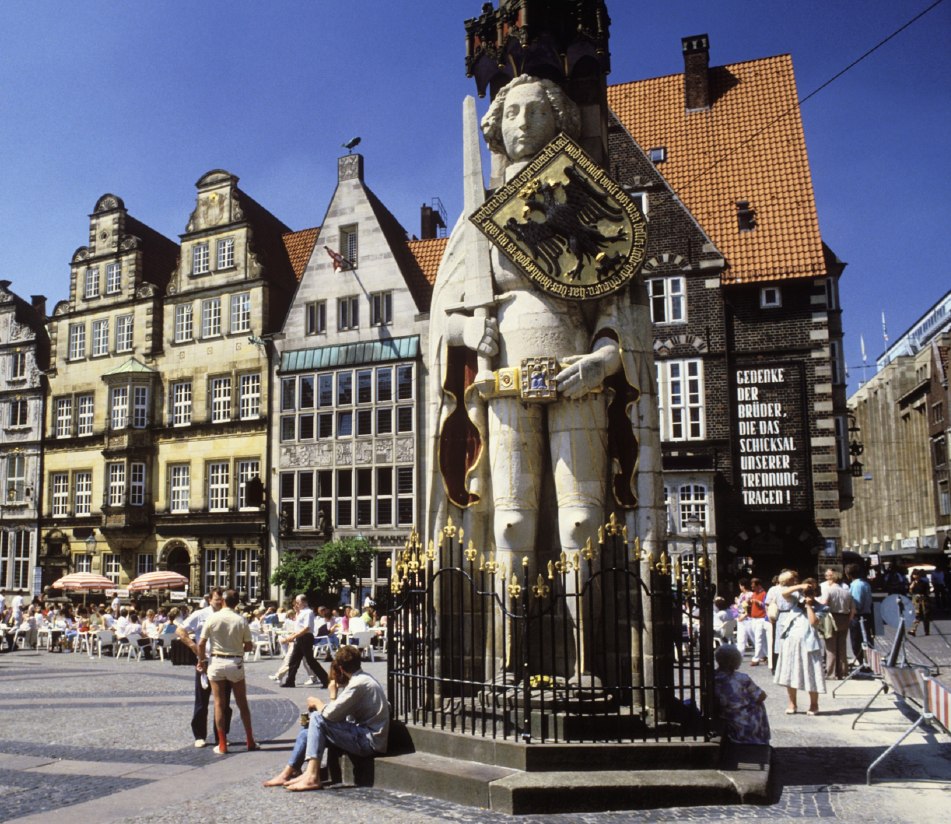 Der Bremer Roland auf dem Marktplatz - BAHNHIT.DE, © GettyImages, Foto: Otto Stadler / IFA Bilderteam