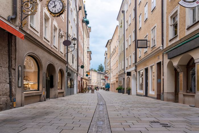 Salzburg Getreidegasse mit Shops ohne Menschen