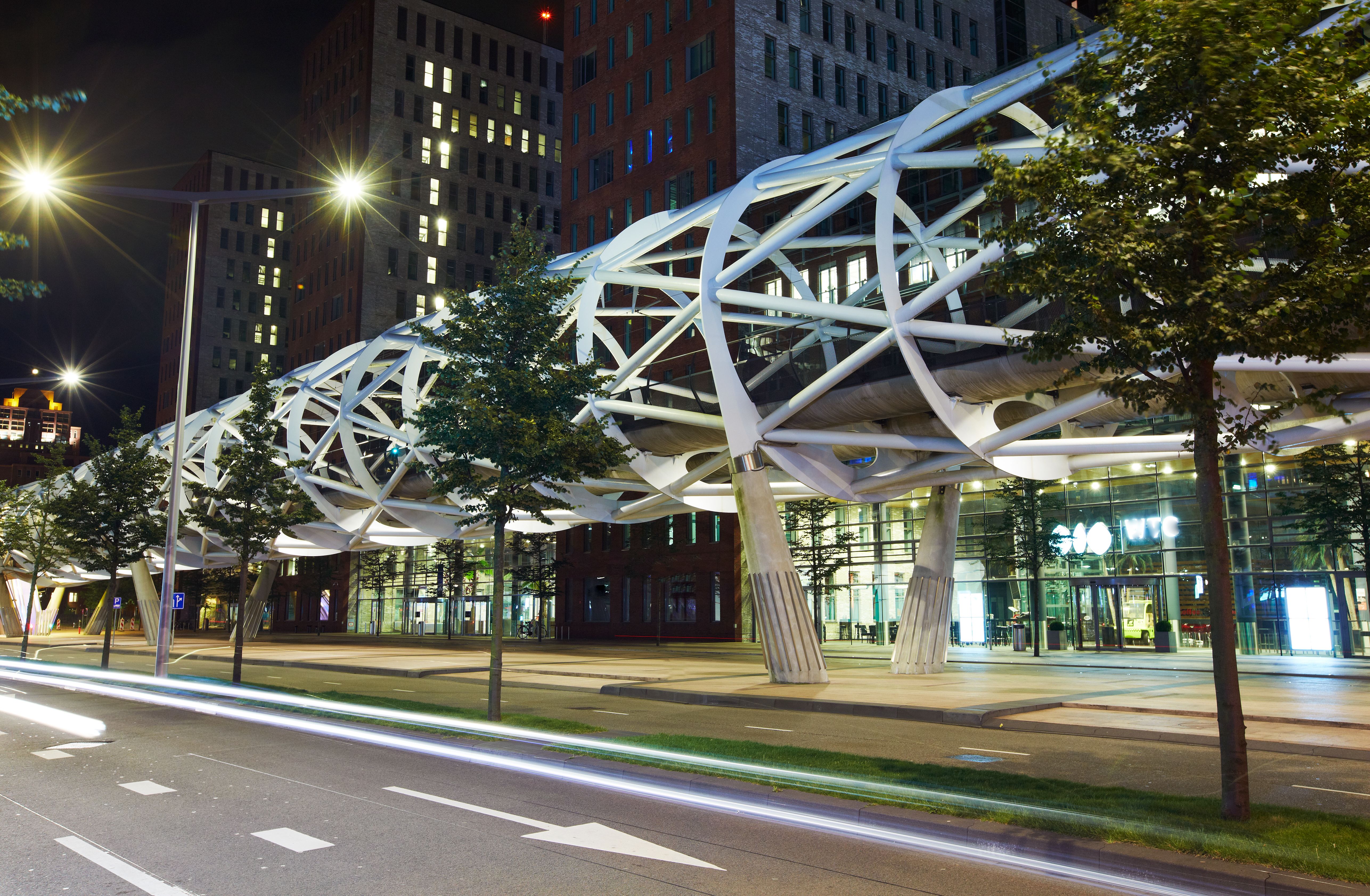 Nachtaufnahme der modernen weißen Gitterstruktur-Station im Beatrixkwartier in Den Haag