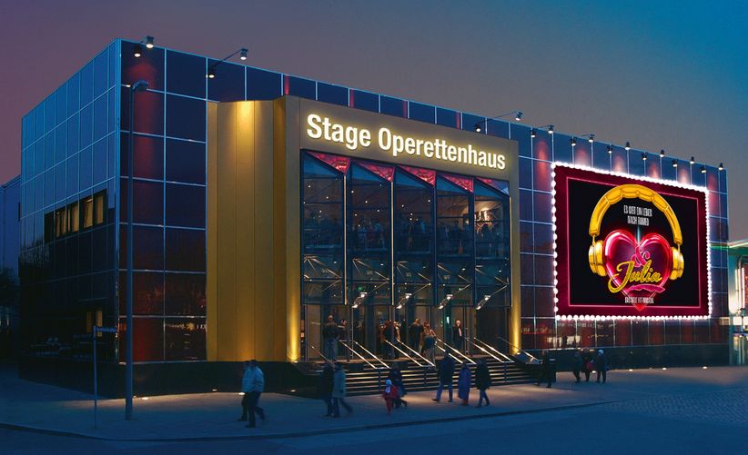 Stage Operettenhaus mit Musicalplakat & Julia
