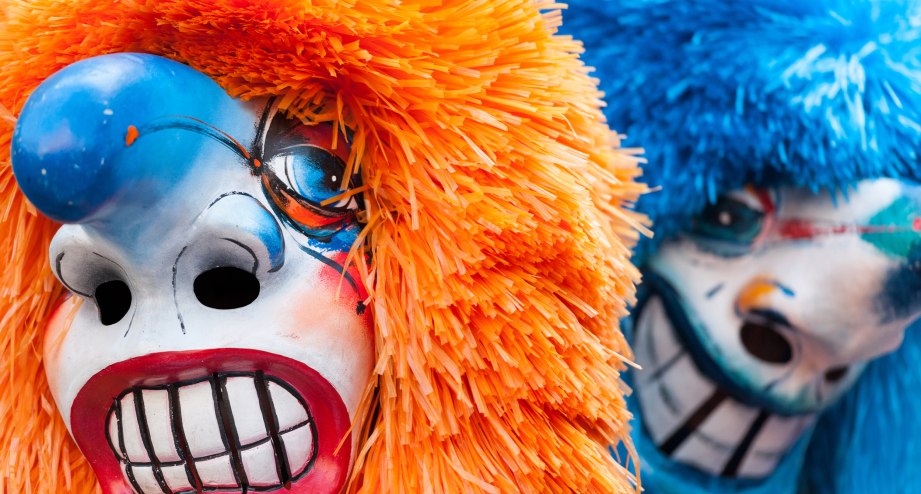 Masken am Kölner Karneval - BAHNHIT.DE, © getty, Foto: Jules_Kitano