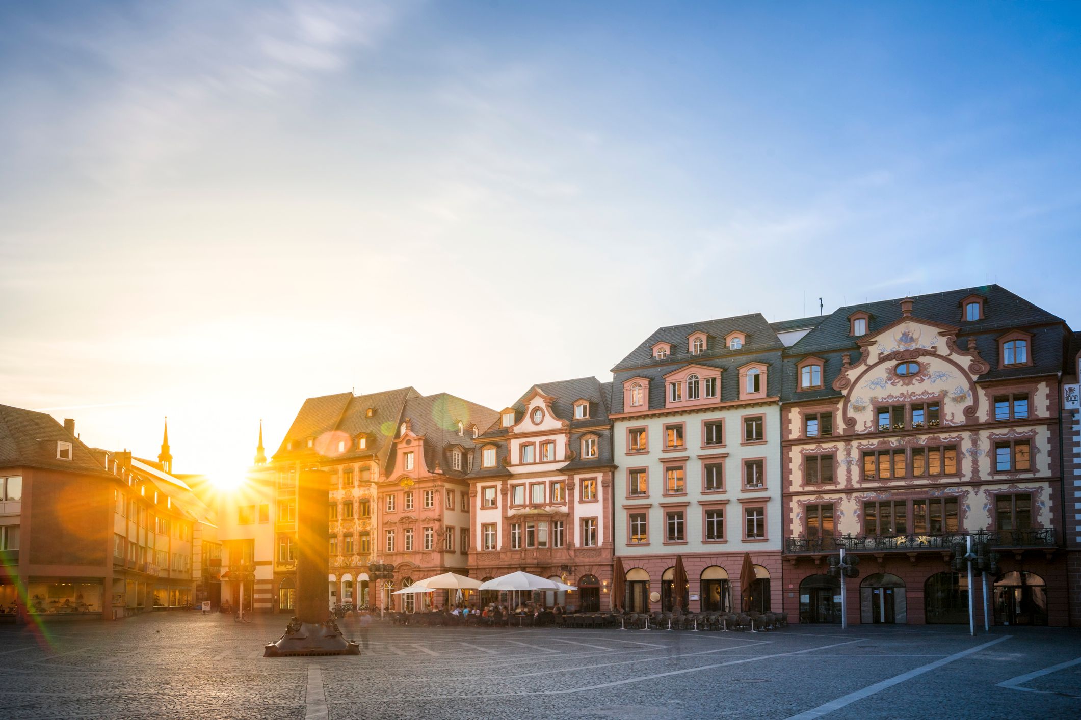 Facherkhäuser im Sonnenlicht auf dem Marktplatz in Mainz.
