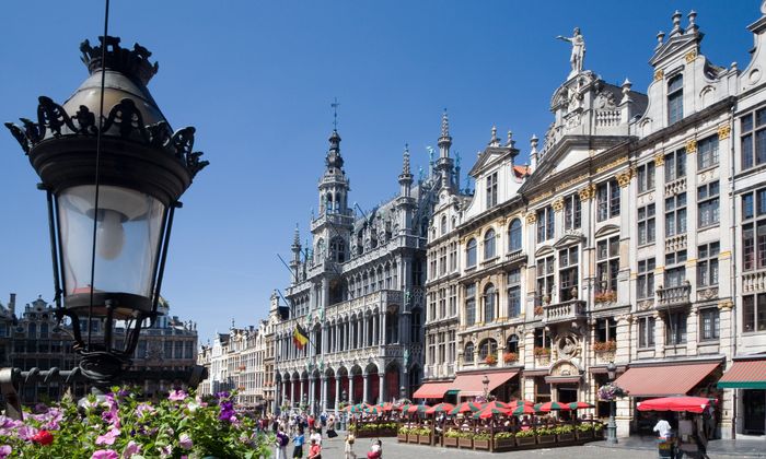Straßenlaterne am Grote Markt in Brüssel mit Fassaden im Hintergrund