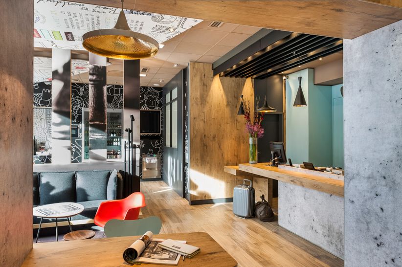 Rezeption und Lobby des ibis in Köln von accor