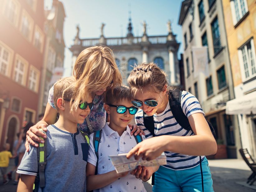 Familie mit Stadtkarte in Danzig