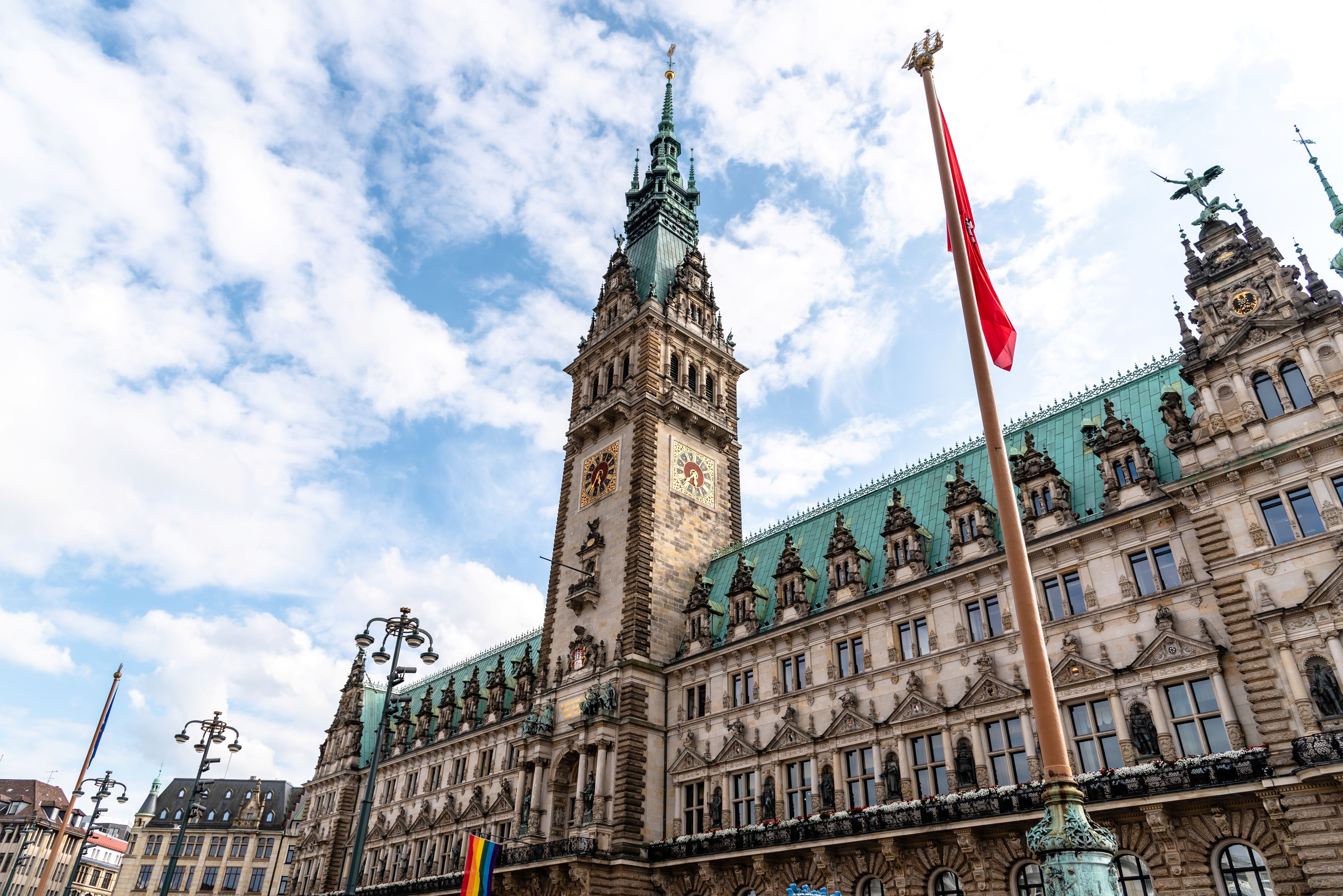 Das Rathaus in Hamburg von schräg unten fotografiert