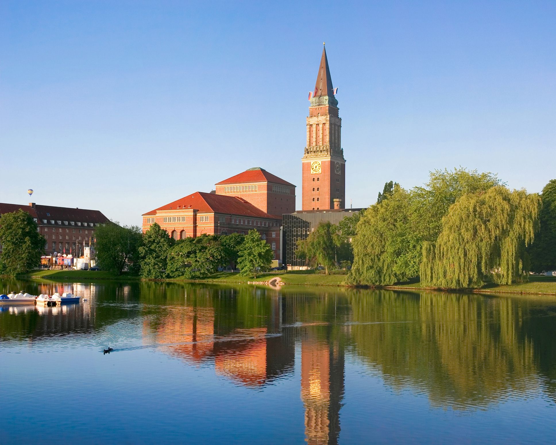 Ansicht der offenen Kirche St. Nikolai in Kiel mit ihrer markanten neugotischen Fassade und dem einladenden Platz davor – ein zentraler Ort für Begegnung und Besinnung in der Kieler Altstadt.