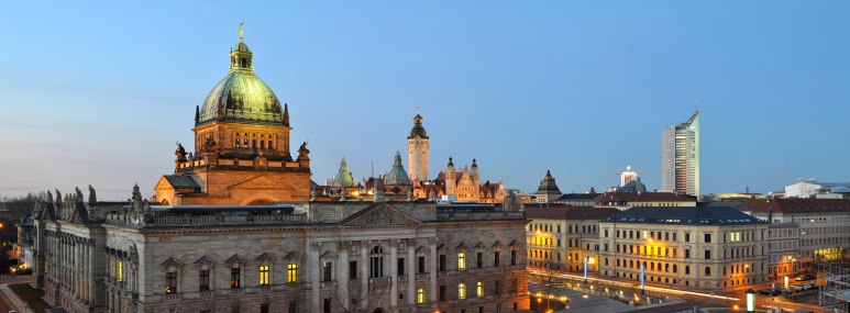 Das Bundesverwaltungsgericht in Leipzig in der Abenddämmerung. - BAHNHIT.DE, © getty, Foto: industryview