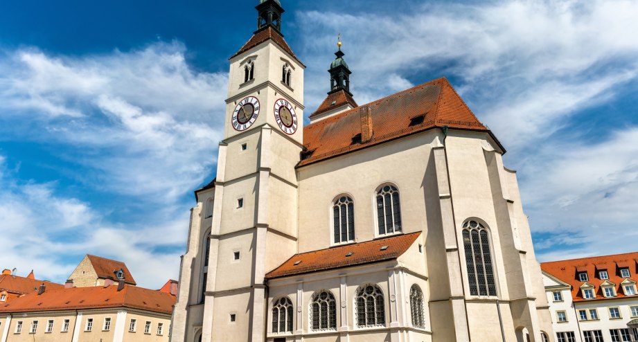 Neupfarrkirche am Neupfarrplatz in Regensburg - BAHNHIT.DE, © getty, Foto: Leonid Andronov