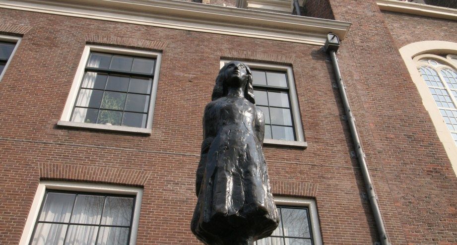 Bronzeskulptur von Anne Frank vor dem Anne Frank Haus in Amsterdam