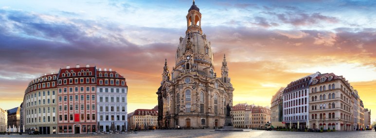 Die Dresdner Frauenkirche am menschenleeren Neumarkt bei Sonnenaufgang - BAHNHIT.DE, © getty, Foto: TomasSereda