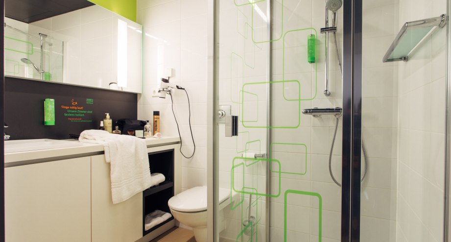Bad mit Dusche, © harry´s home Hotels / Daniel Zangerl
