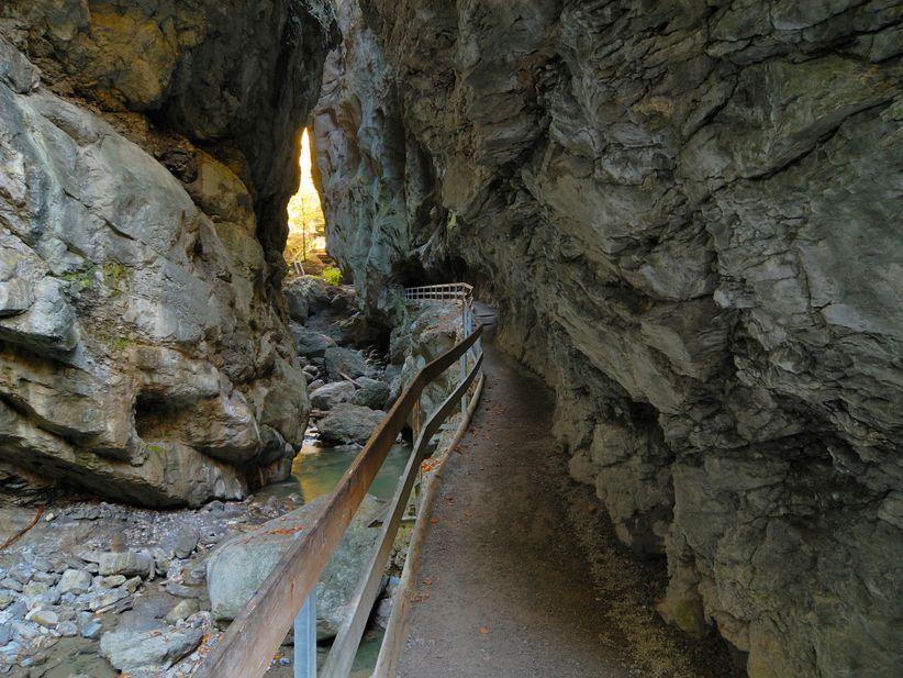 Kleine Holzbrücke an einer Felsenwand in der Rappenlochschlucht in Dornbirn