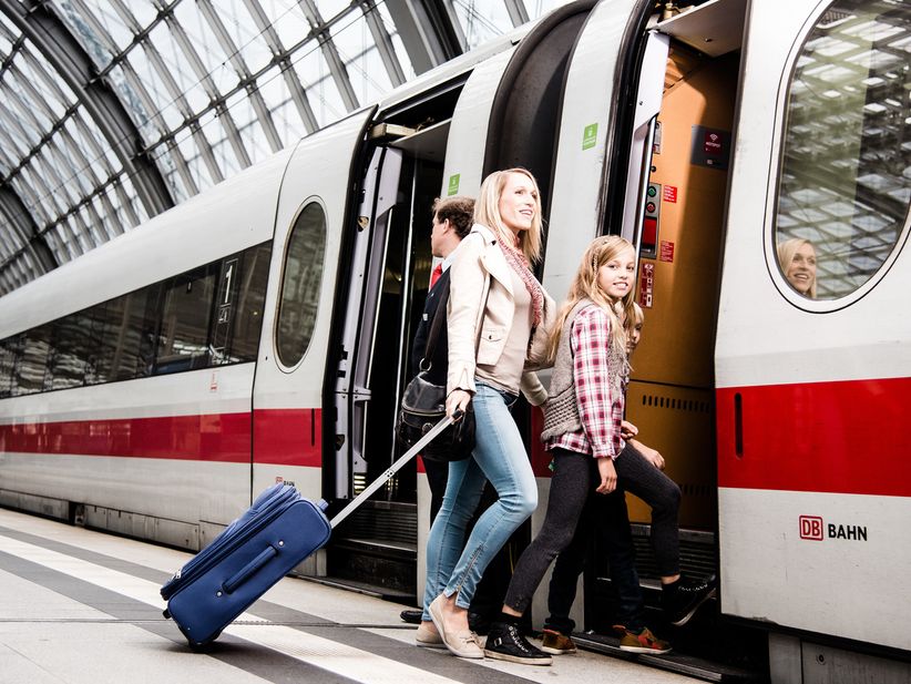 Mutter mit Kindern beim Einsteigen in den ICE