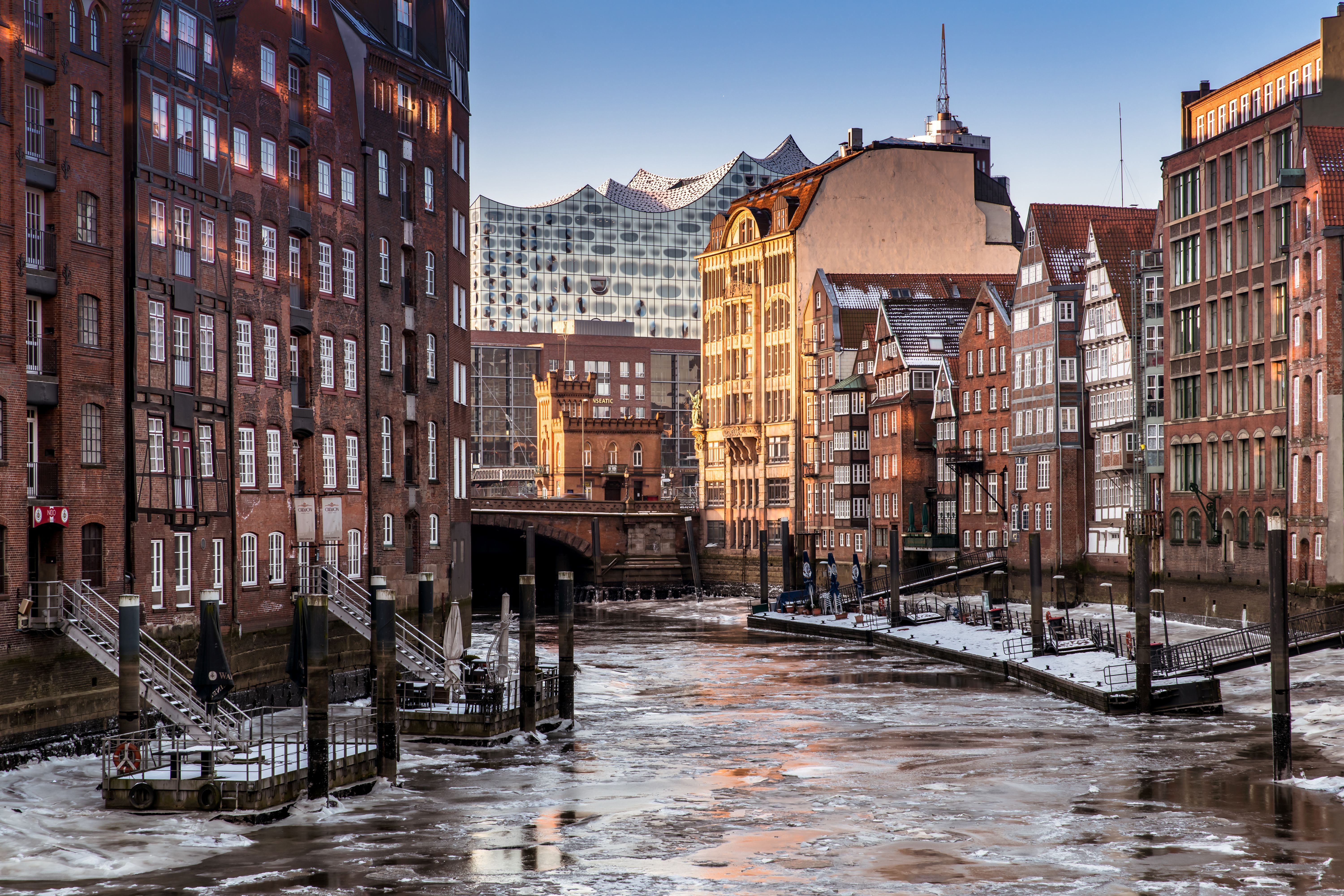 Gefrorenes Wasser in der Speicherstadt im Winter mit der Elbphilharmonie im Hintergrund