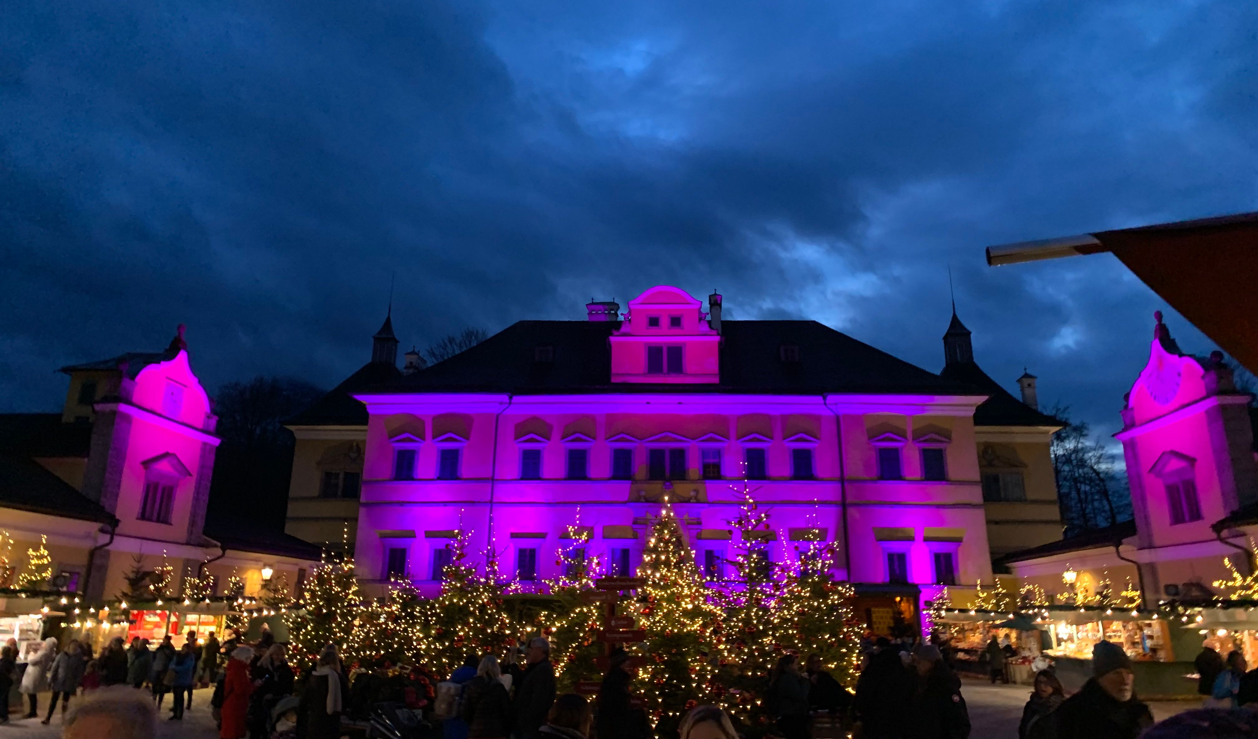 Beleuchteter Salzburger Weihnachtsmarkt bei Nacht