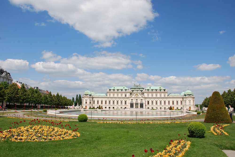 Das barocke Schloss Belvedere in Wien an einem sonnigen Sommertag.