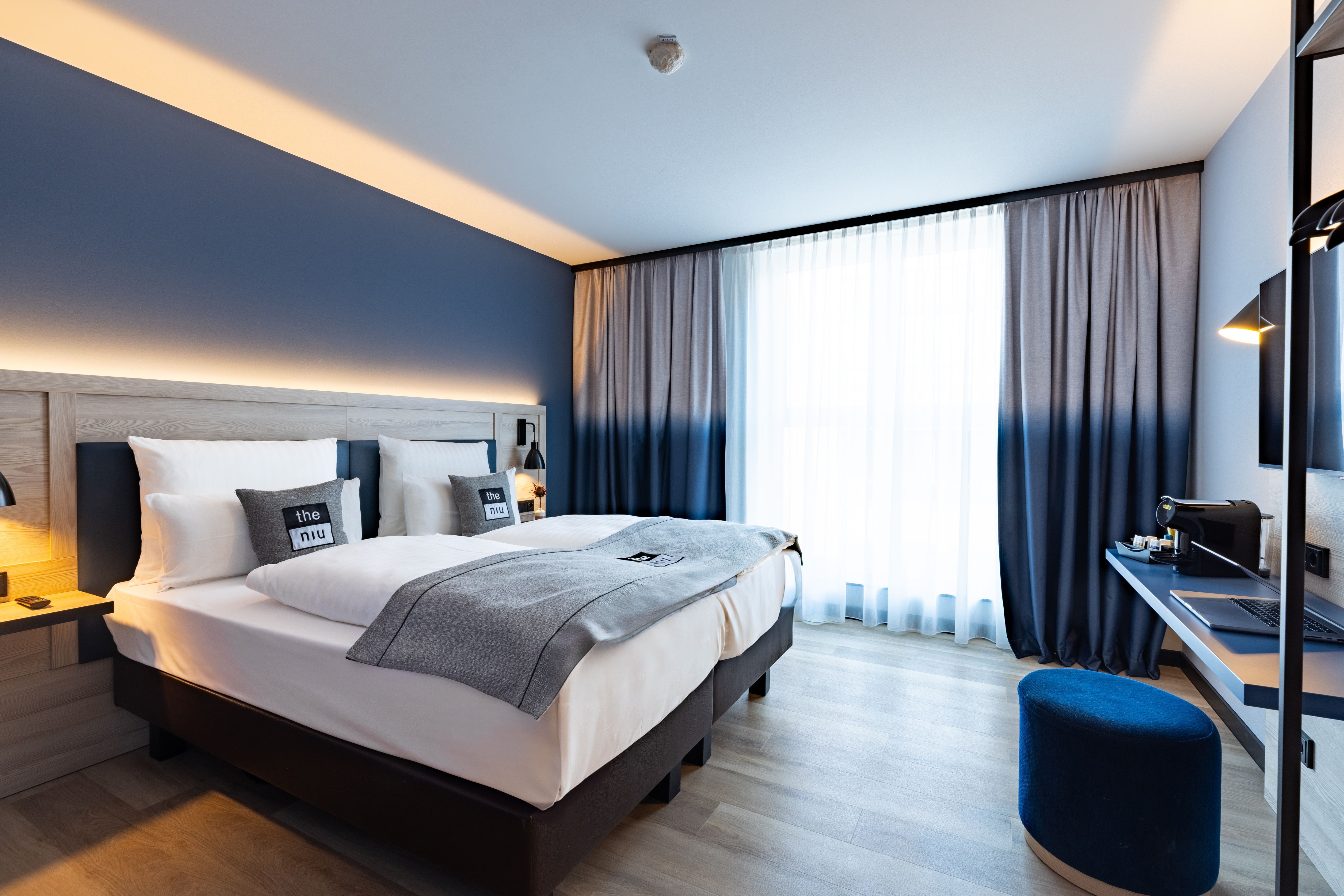 Queen Standard Canal View Zimmer