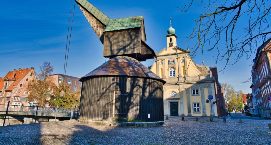 Alter Kran und Hotel Altes Kaufhaus in Lüneburg. - BAHNHIT.DE, © getty; Foto: Ventura Carmona