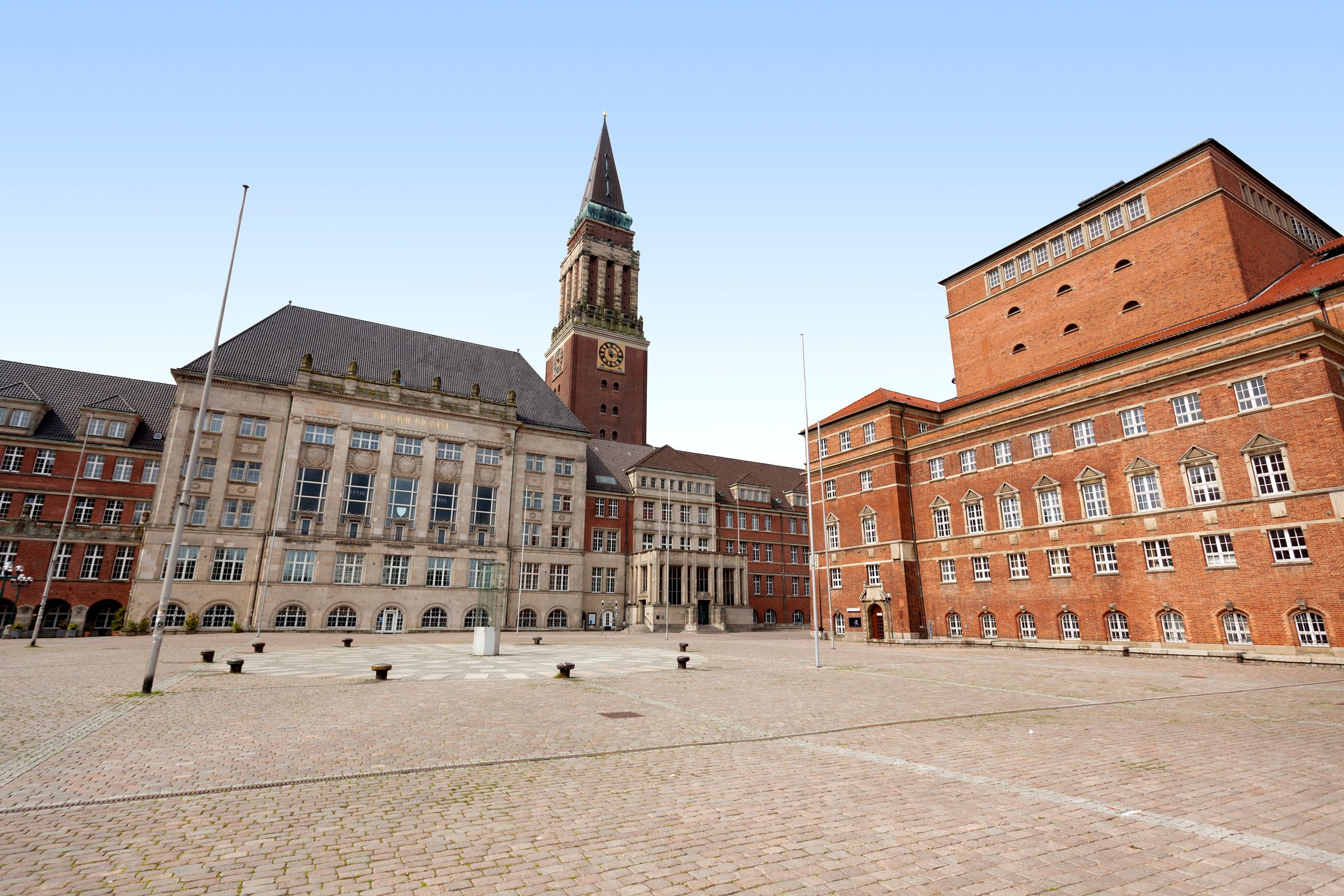 Blick über den Marktplatz in Kiel mit dem historischen Rathaus, der St. Nikolaikirche und dem offenen Platz.
