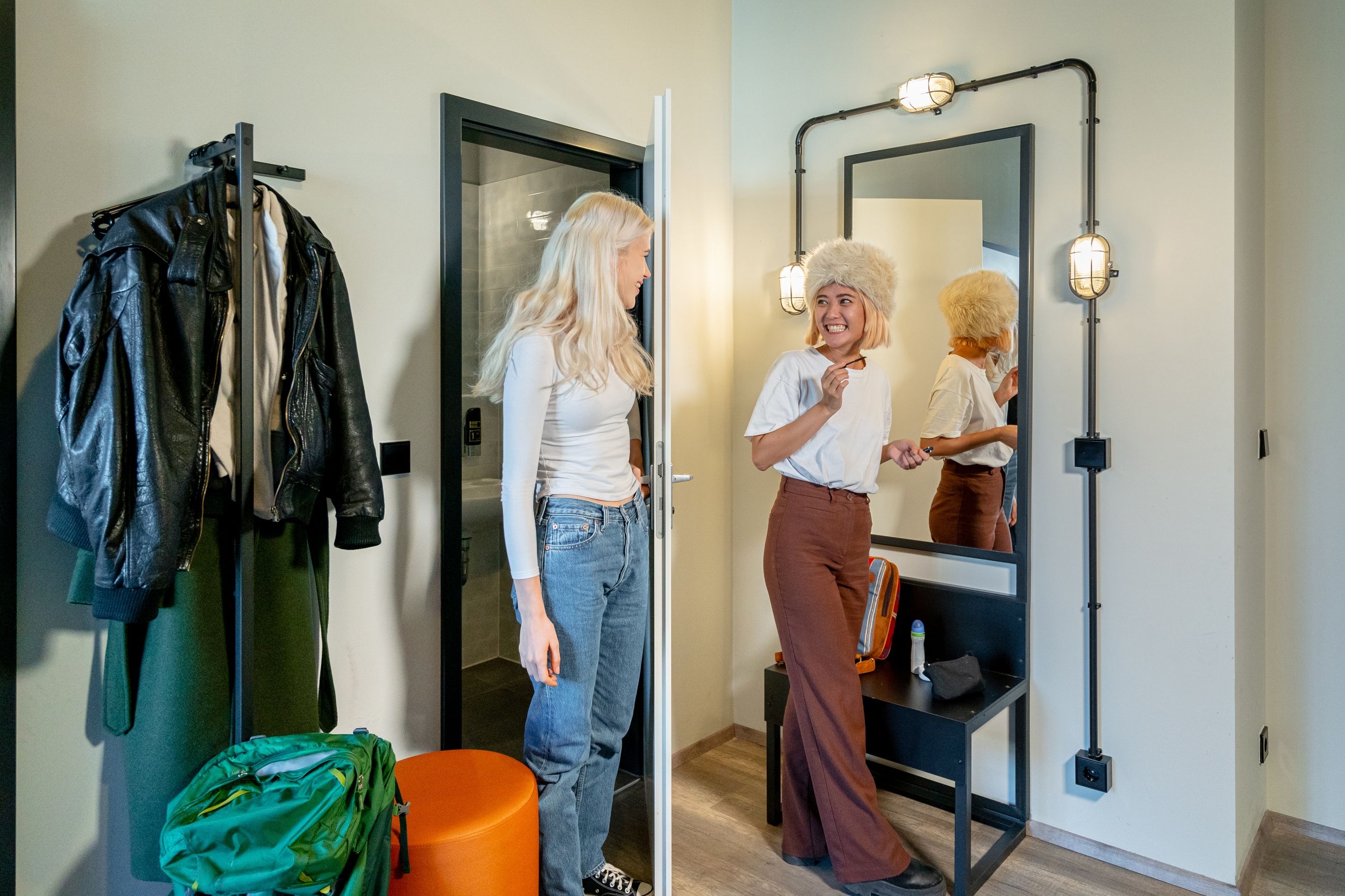 Zwei junge Frauen im Zimmer eines a&o Hostels Berlin Friedrichshain