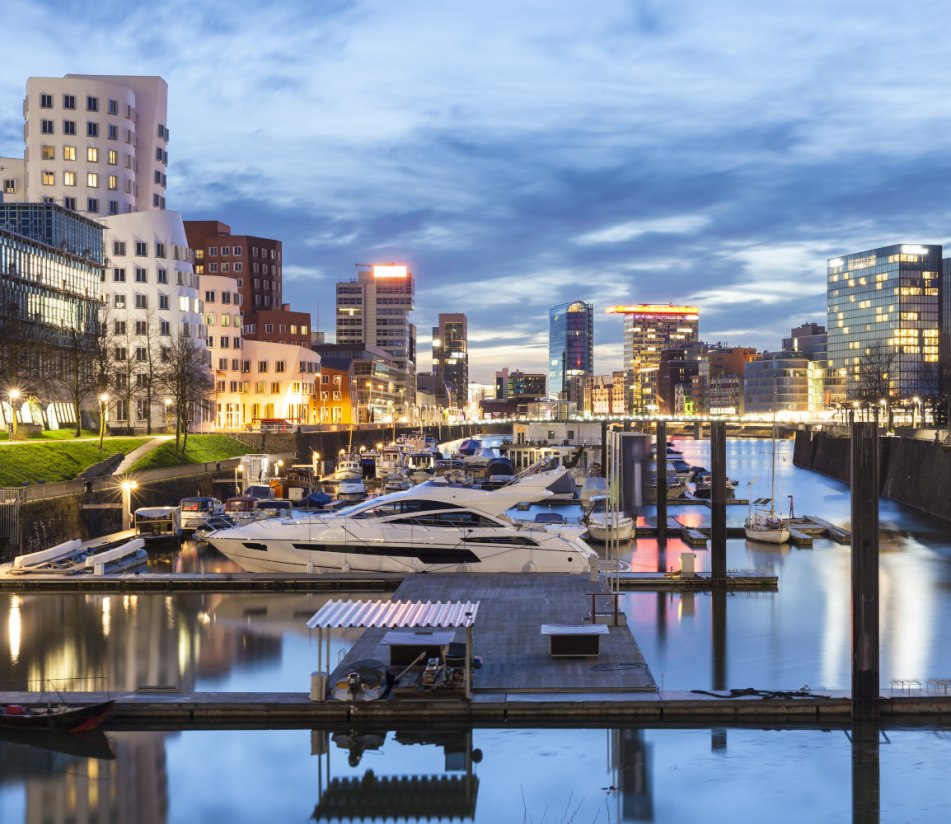 Panorama vom Rheinufer in Düsseldorf bei Nacht. - BAHNHIT.DE, © getty; Foto: horstgerlach