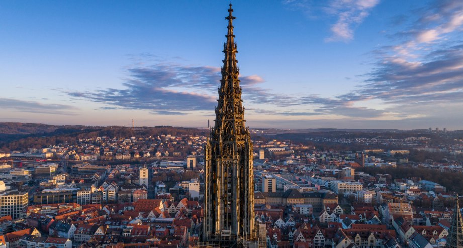 Kirchturm des Ulmer Münsters im Abendlicht - BAHNHIT.DE, © getty, Foto: Luis Pina / EyeEM