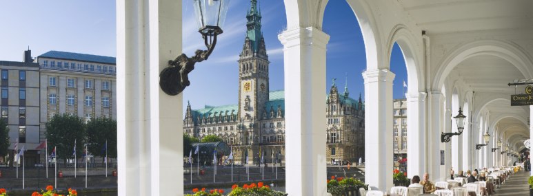 HeroImage_-Blog-Hamburg-Alster-Arkaden, © GettyImages, Jon Hicks