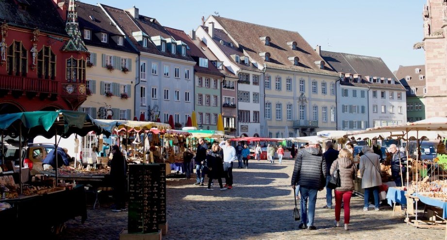 Der Markt auf dem Münsterplatz in Freiburg. - BAHNHIT.DE, © Kristina