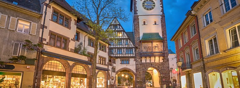 Schwabentor in der Altstadt von Freiburg. - BAHNHIT.DE, © getty, Foto: Sergey Dzyuba