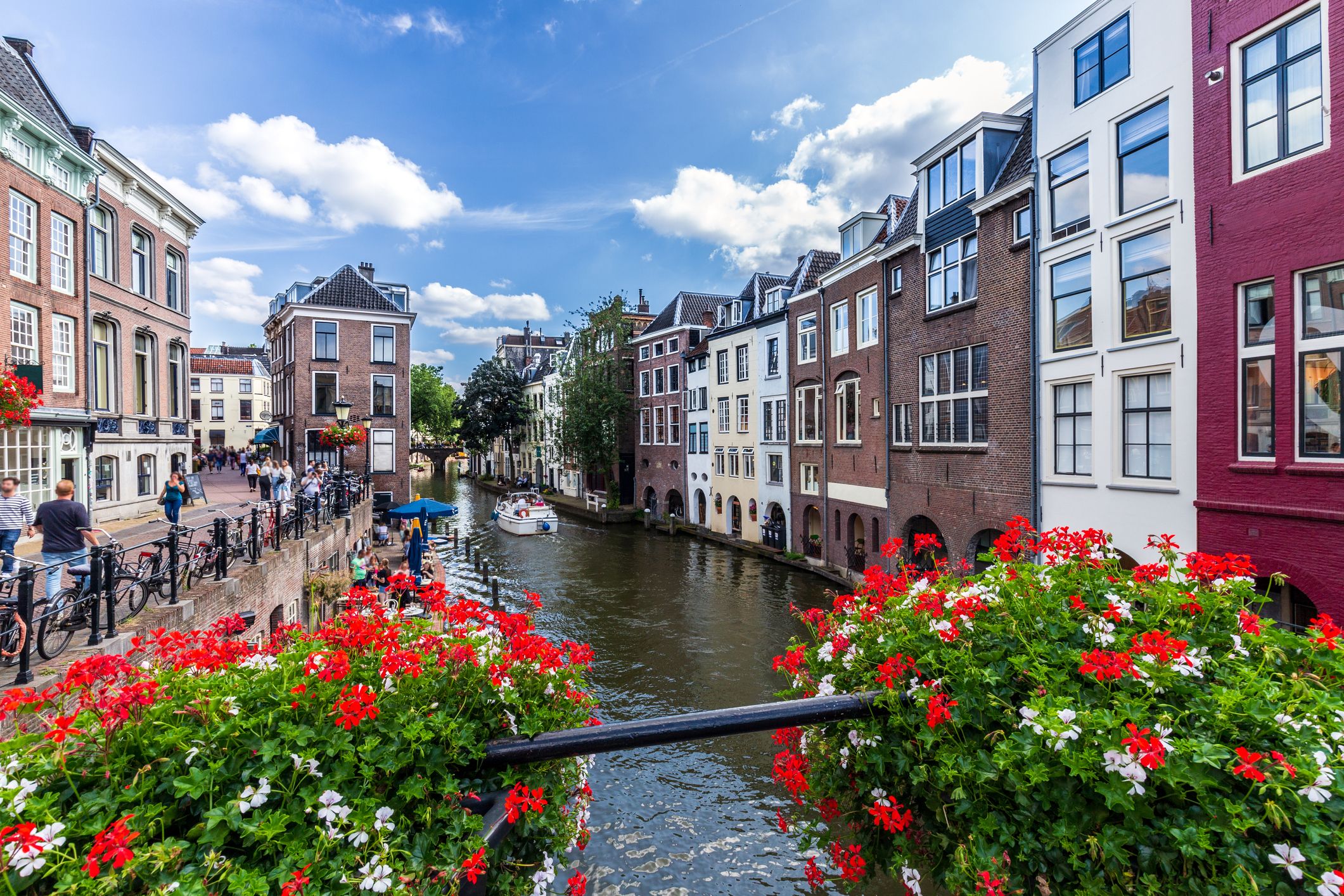 Kanäle von Utrecht mit Blumen im Vordergrund