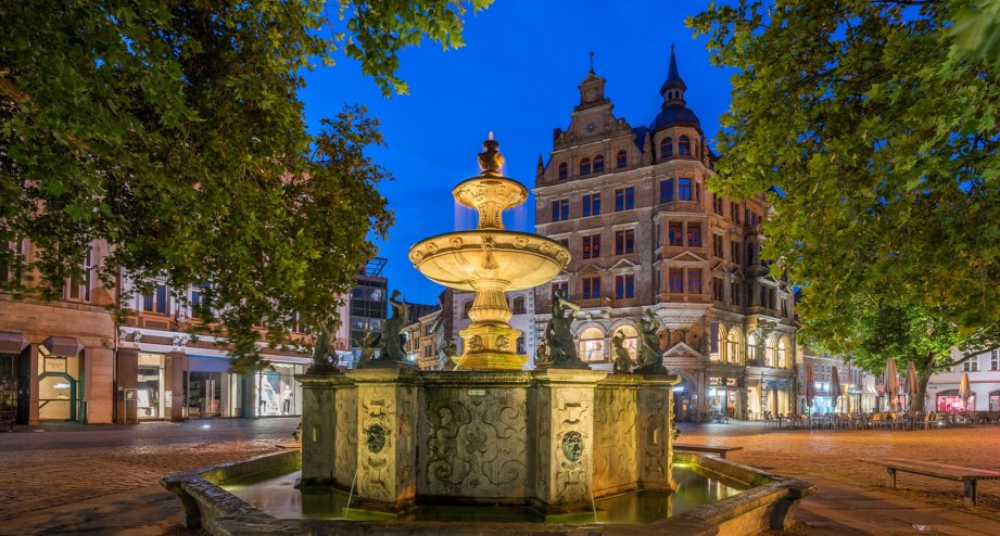Der Heinrichsbrunnen auf in der Altstadt von Braunschweig - BAHNHIT.DE, © Getty, Foto: Westend61
