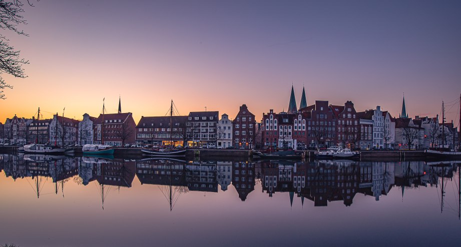 Lübeck Spiegelung Dämmerung, © Getty Images Mortaza Ameri / EyeEm; 