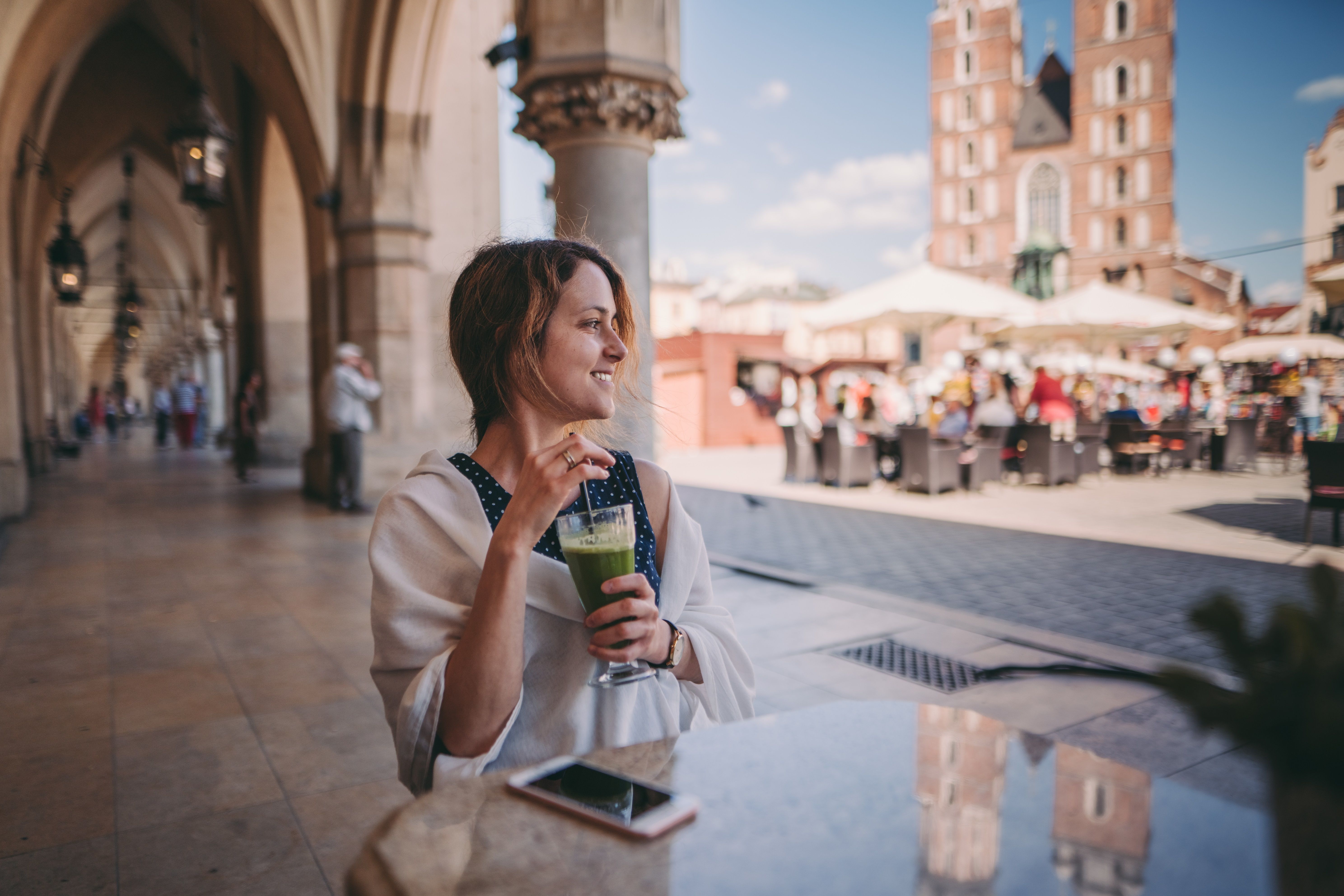 Café in der Krakauer Altstadt mit Blick auf Marienkirche und Marktplatz