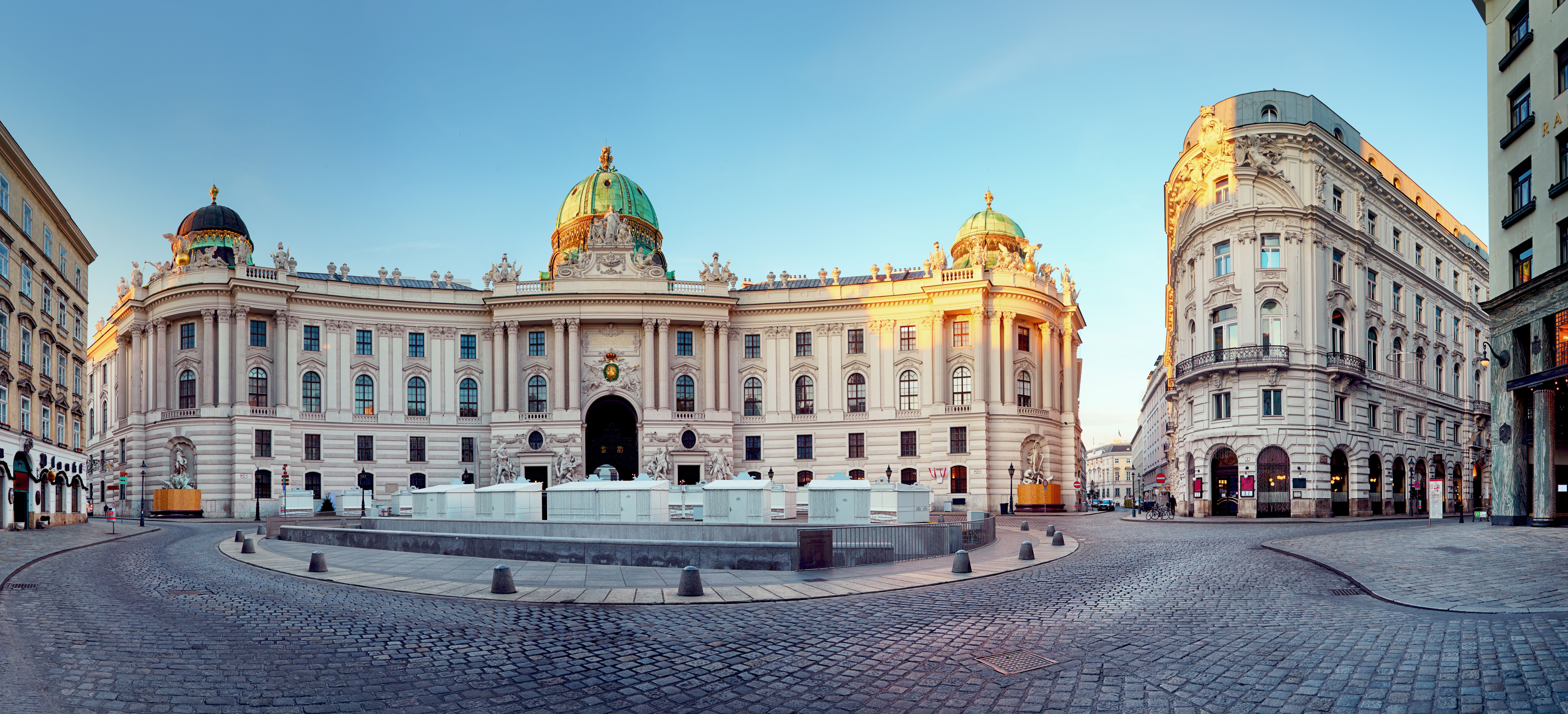 Eingang zur Hofburg Wien mit blauem Himmel