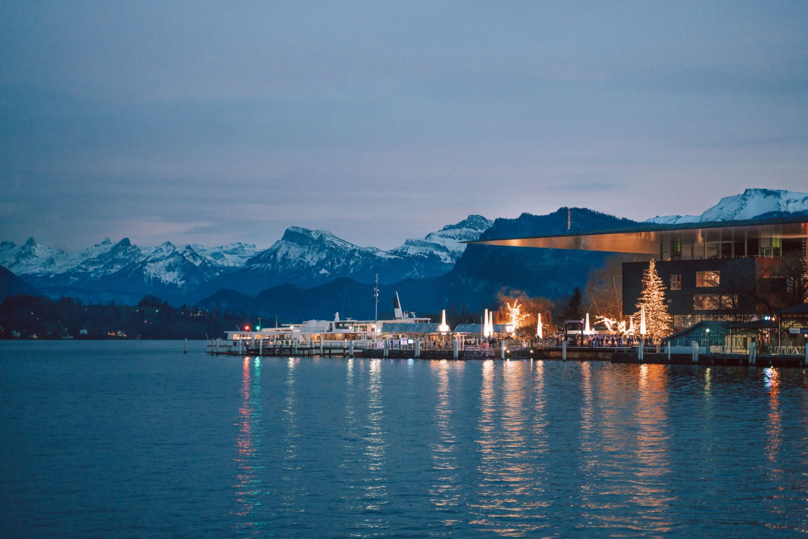 Panorama Blick auf den See bei Luzern im Winter am Abend