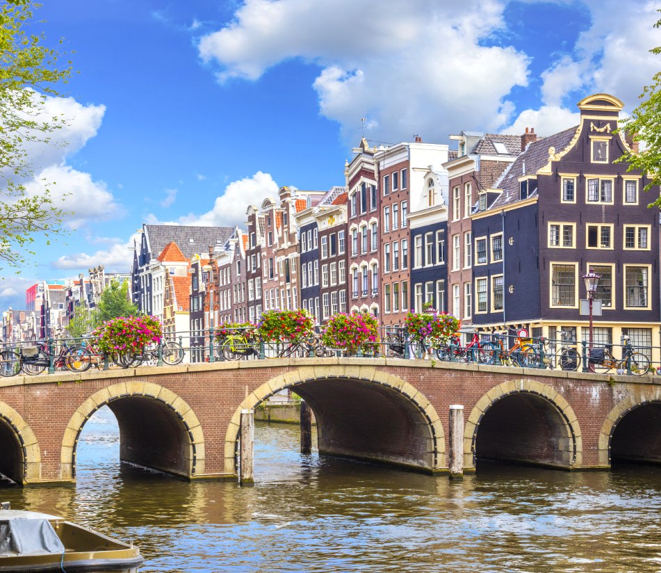 Quicksearch-Amsterdam Bruecke blauer Himmel, © GettyImages, Pavlovs