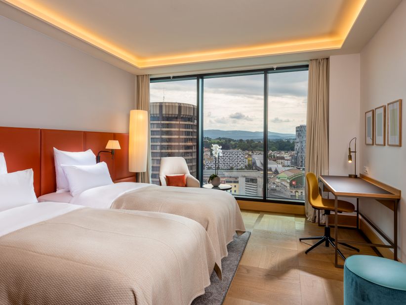Zimmer des Mövenpick Hotel Basel der Accor Group mit Blick auf Berge