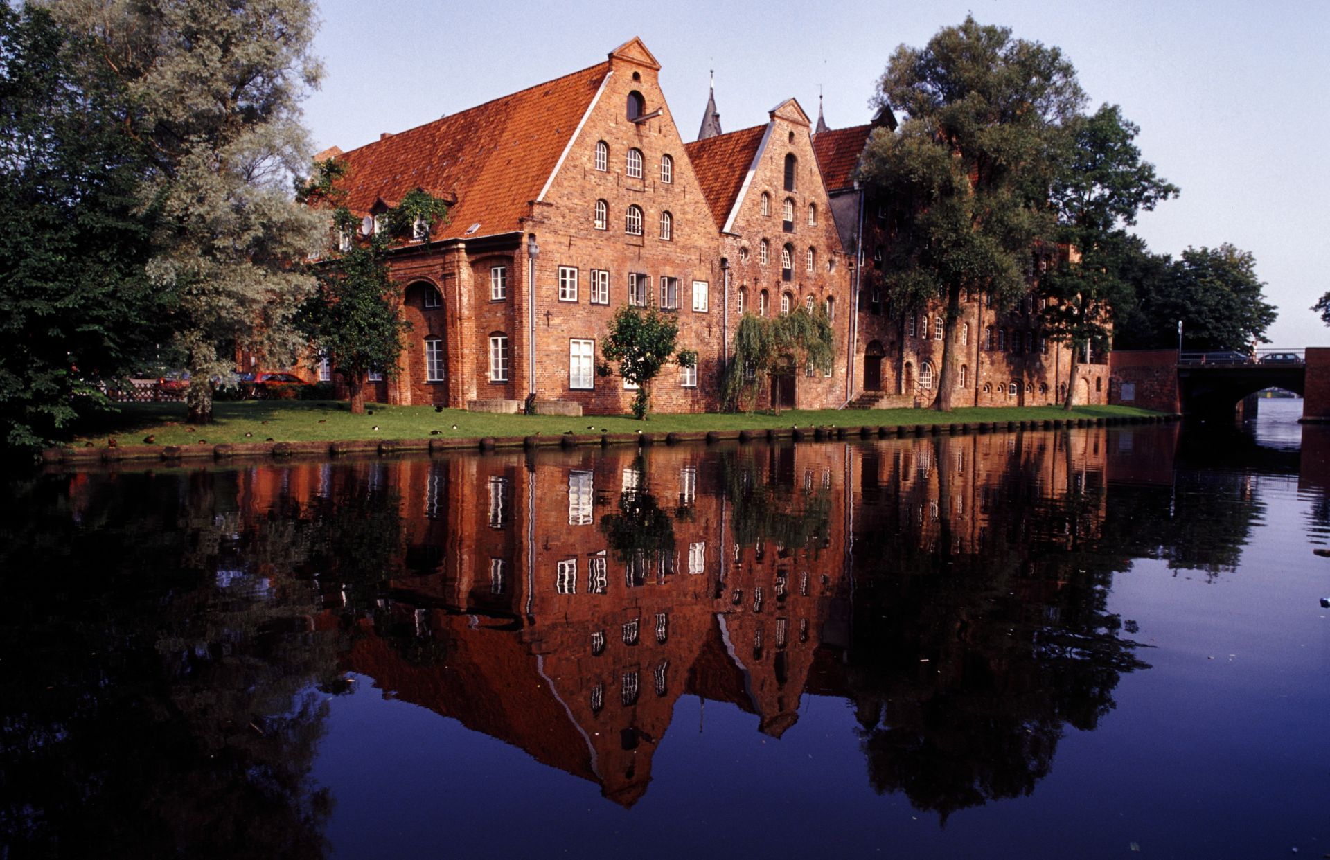 Historische Salzspeicher am Wasser stehend in Lübeck