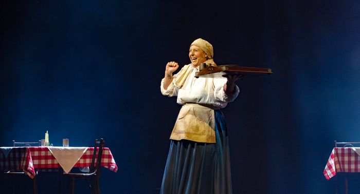 Darstellerin in der Rolle der Amme als Kellnerin im Musical Die Amme