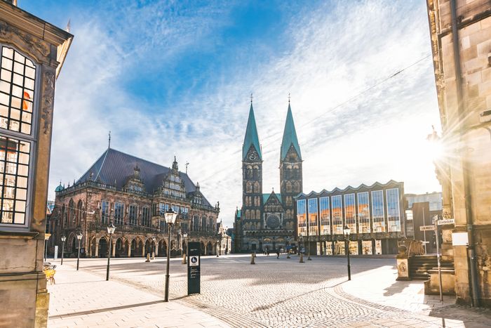 Der St. Petri Dom in Bremen mit seinen markanten Türmen und der historischen Fassade am Marktplatz.