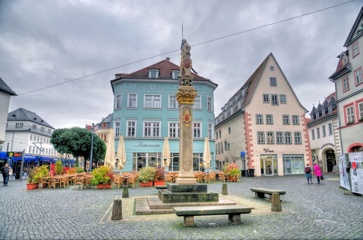 Das Fachwerkhaus ‚Römer‘ in Erfurt mit seinem charakteristischen Erker, beleuchtet von Tageslicht am Wenigemarkt