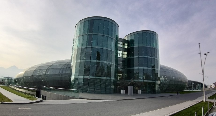 Hangar 7 am Flughafen Salzburg. - BAHNHIT.DE