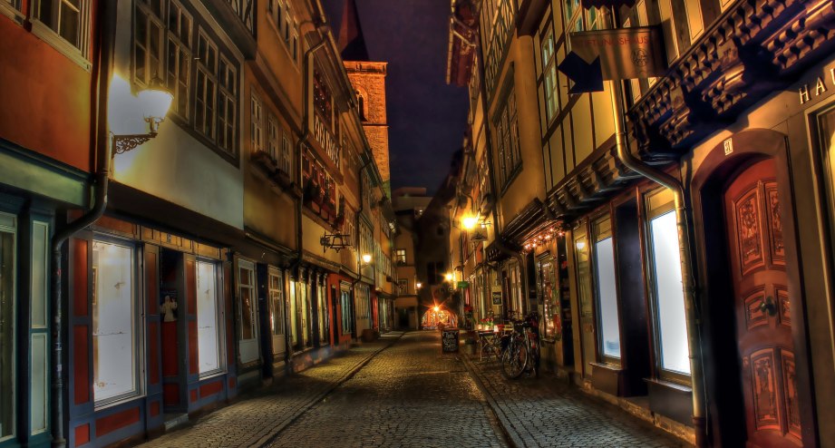 Erfurt Gasse nachts, © Getty Images Ralf Krause