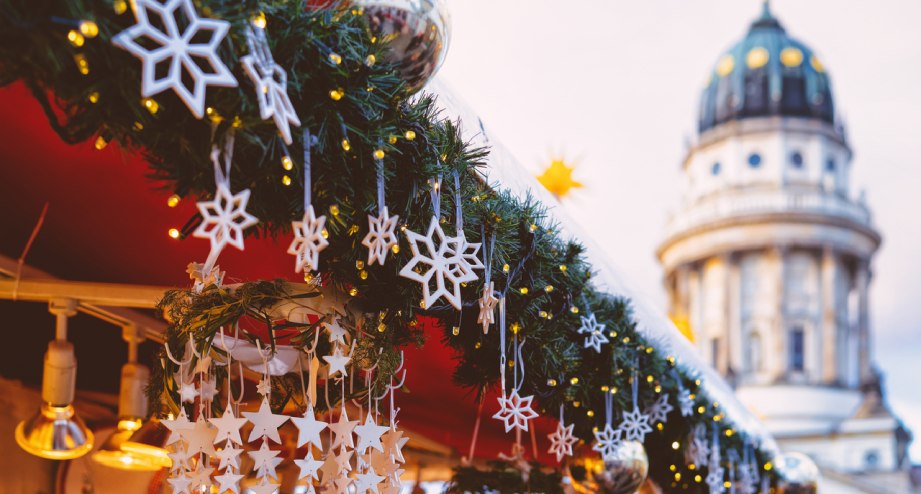 Weihnachten-Gendarmenmarkt-Deko, © GettyImages, RomanBabakin